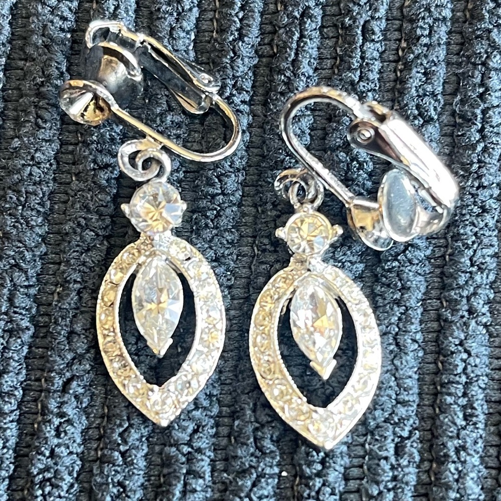 VINTAGE FAUX STONE DANGLE CLIP EARRINGS.